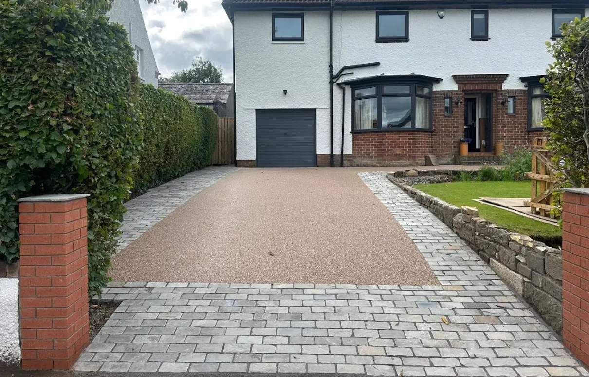 Resin drive with cobble border